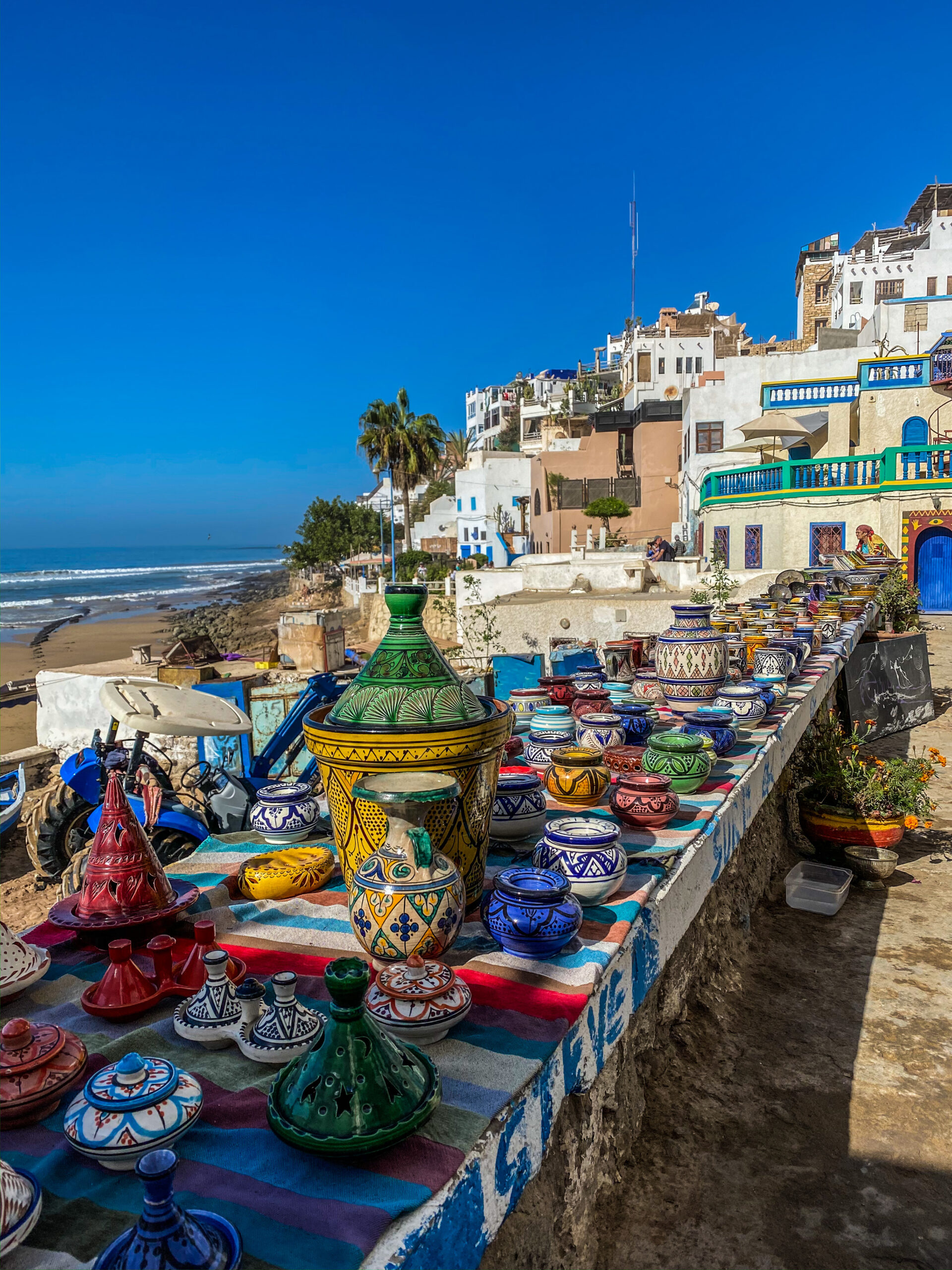 edificios multicolores contra el cielo azul (1)